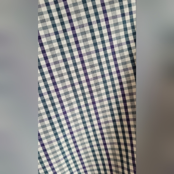 Tommy Hilfiger Men's dress shirt with spread collar. Size L/XL. 16 1/2, 34-35. - Picture 4 of 8